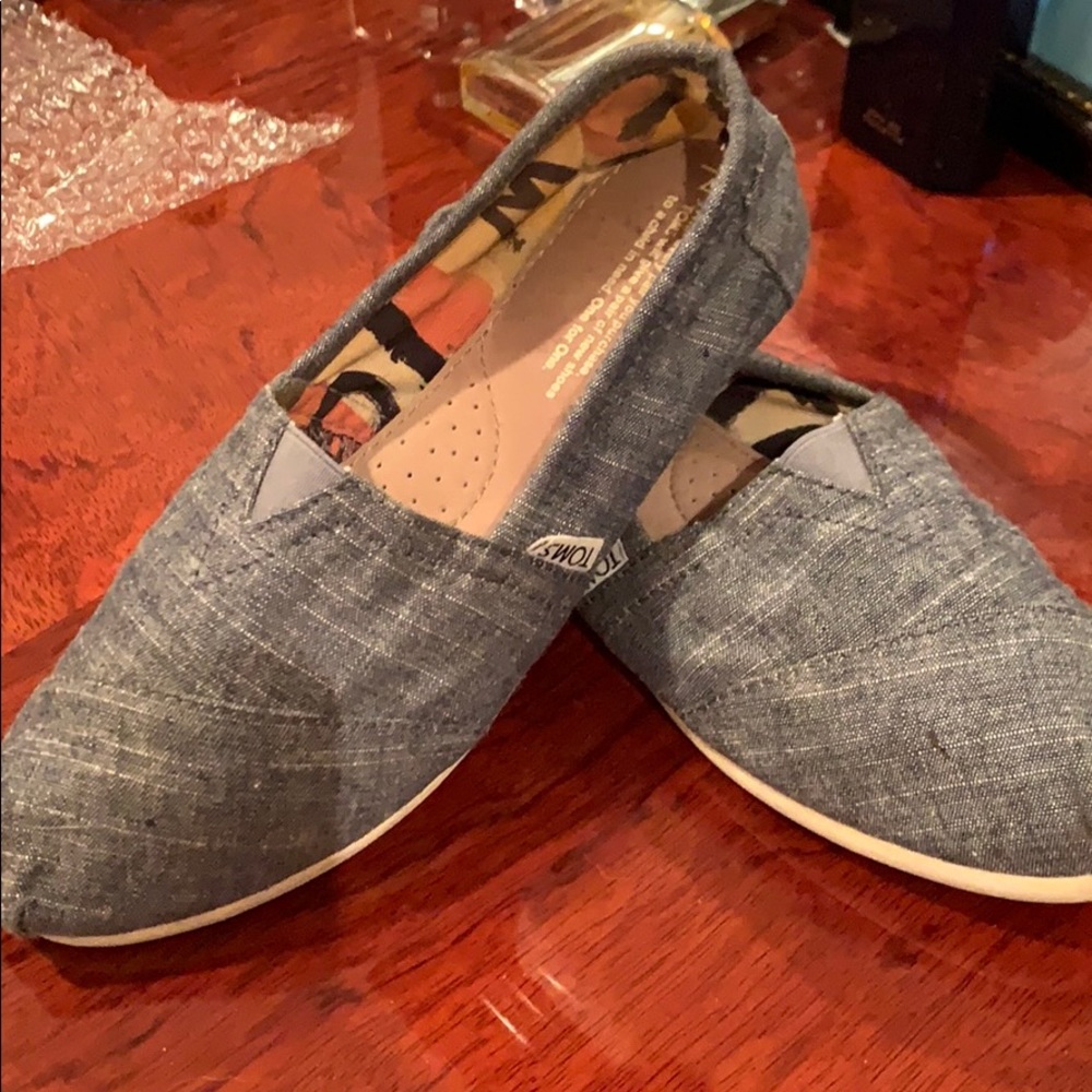 Women’s size 7 denim Toms gently worn